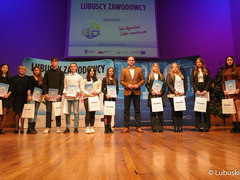 Wicemarszałek Łukasz Porycki na zdjęciu ze stypendystami pilotażowego programu stypendialnego Lubuscy Zawodowcy
