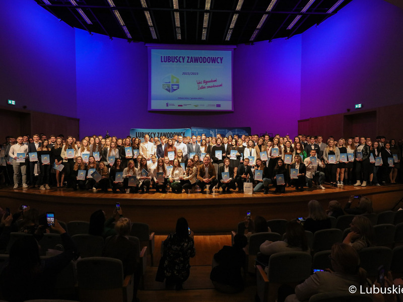 Pamiątkowe zdjęcie wszystkich stypendystów pilotażowego programu stypendialnego Lubuscy Zawodowcy