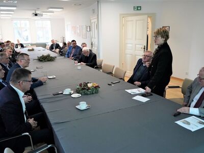 W piątek, 9 grudnia 2022 r., marszałek Elżbieta Anna Polak spotkała się z przedsiębiorcami z Zachodniej Izby Przemysłowo-Handlowej w Gorzowie. Rozmowy dotyczyły m.in. sytuacji gospodarczej województwa.