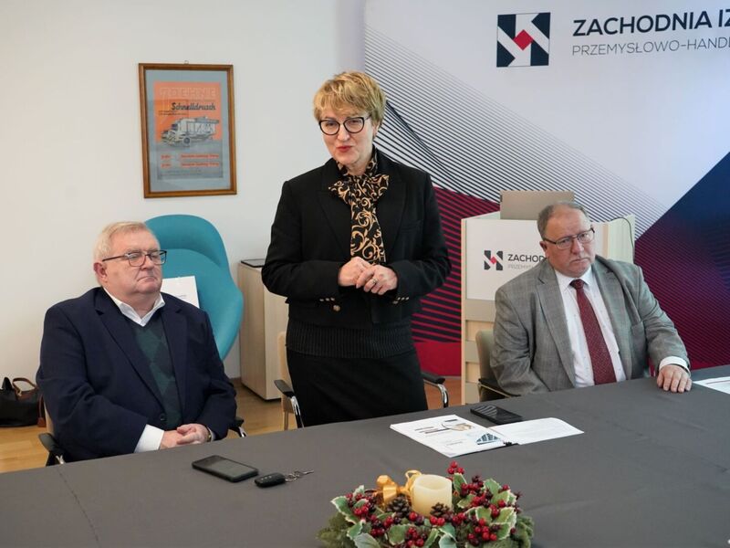 W piątek, 9 grudnia 2022 r., marszałek Elżbieta Anna Polak spotkała się z przedsiębiorcami z Zachodniej Izby Przemysłowo-Handlowej w Gorzowie. Rozmowy dotyczyły m.in. sytuacji gospodarczej województwa.