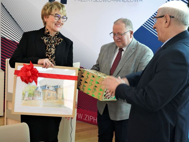 W piątek, 9 grudnia 2022 r., marszałek Elżbieta Anna Polak spotkała się z przedsiębiorcami z Zachodniej Izby Przemysłowo-Handlowej w Gorzowie. Rozmowy dotyczyły m.in. sytuacji gospodarczej województwa.
