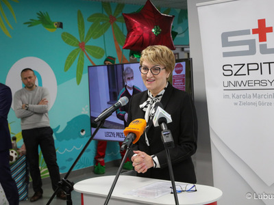 Marszałek Elżbieta Anna Polak przemawia podczas uroczystego, oficjalnego otwarcia Centrum Zdrowia Matki i Dziecka w Zielonej Górze