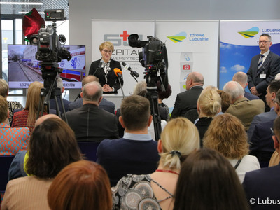 Marszałek Elżbieta Anna Polak przemawia podczas uroczystego, oficjalnego otwarcia Centrum Zdrowia Matki i Dziecka w Zielonej Górze