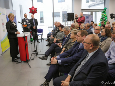 Marszałek Elżbieta Anna Polak przemawia podczas uroczystego, oficjalnego otwarcia Centrum Zdrowia Matki i Dziecka w Zielonej Górze