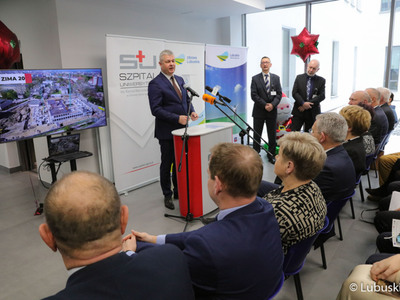 Prezes Szpitala Uniwersyteckiego w Zielonej Górze przemawia podczas uroczystego, oficjalnego otwarcia Centrum Zdrowia Matki i Dziecka 