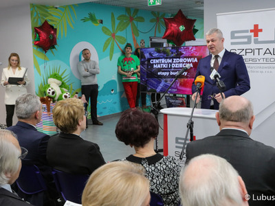 Prezes Szpitala Uniwersyteckiego w Zielonej Górze przemawia podczas uroczystego, oficjalnego otwarcia Centrum Zdrowia Matki i Dziecka 
