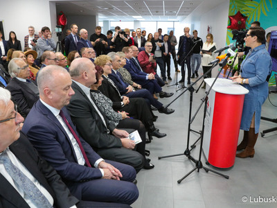 Posłanka na Sejm RP Krystyna Sibińska przemawia podczas uroczystego, oficjalnego otwarcia Centrum Zdrowia Matki i Dziecka 