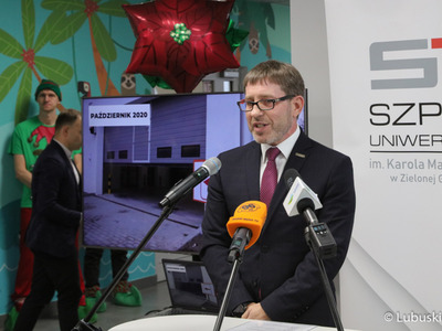 Wiceprezes Mostostalu Zabrze Dariusz Frankowski przemawia podczas uroczystego, oficjalnego otwarcia Centrum Zdrowia Matki i Dziecka 