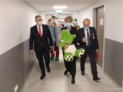 Marszałek Elżbieta Anna Polak idzie z prezentami do najmłodszych pacjentów Centrum Zdrowia Matki i Dziecka w Zielonej Górze