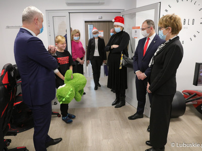 Marszałek Elżbieta Anna Polak przekazuje prezenty dla najmłodszych pacjentów Centrum Zdrowia Matki i Dziecka w Zielonej Górze