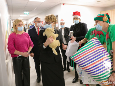 Marszałek Elżbieta Anna Polak przekazuje prezenty dla najmłodszych pacjentów Centrum Zdrowia Matki i Dziecka w Zielonej Górze