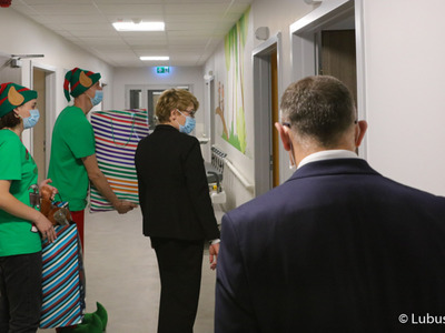 Marszałek Elżbieta Anna Polak przekazuje prezenty dla najmłodszych pacjentów Centrum Zdrowia Matki i Dziecka w Zielonej Górze