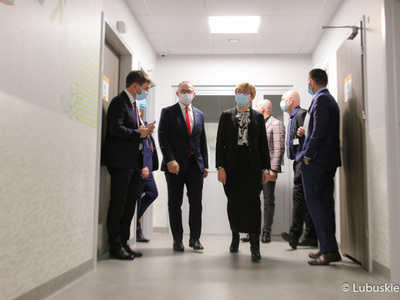 Marszałek Elżbieta Anna Polak zwiedza pomieszczenia Centrum Zdrowia Matki i Dziecka w Zielonej Górze