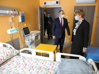 Marszałek Elżbieta Anna Polak zwiedza pomieszczenia Centrum Zdrowia Matki i Dziecka w Zielonej Górze