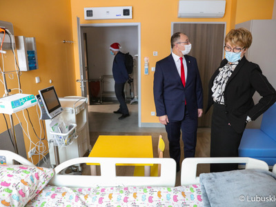 Marszałek Elżbieta Anna Polak zwiedza pomieszczenia Centrum Zdrowia Matki i Dziecka w Zielonej Górze
