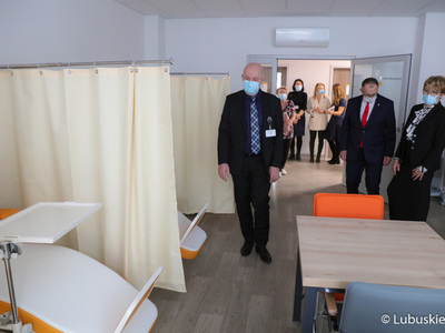 Marszałek Elżbieta Anna Polak zwiedza pomieszczenia Centrum Zdrowia Matki i Dziecka w Zielonej Górze