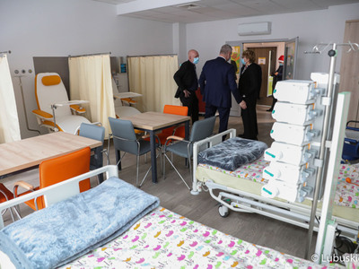 Marszałek Elżbieta Anna Polak zwiedza pomieszczenia Centrum Zdrowia Matki i Dziecka w Zielonej Górze