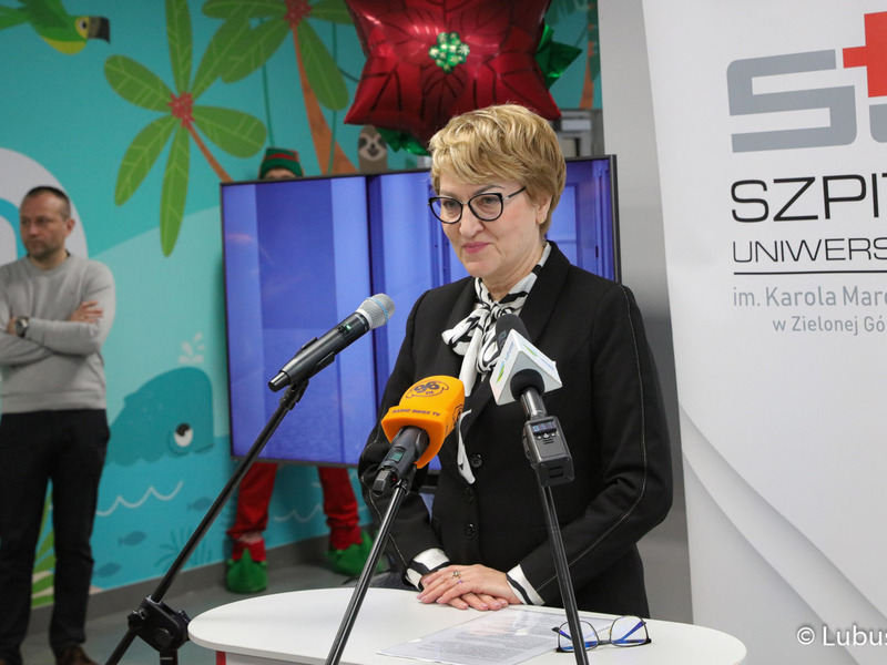 Marszałek Elżbieta Anna Polak przemawia podczas uroczystego, oficjalnego otwarcia Centrum Zdrowia Matki i Dziecka w Zielonej Górze