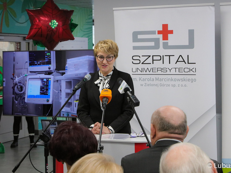 Marszałek Elżbieta Anna Polak przemawia podczas uroczystego, oficjalnego otwarcia Centrum Zdrowia Matki i Dziecka w Zielonej Górze
