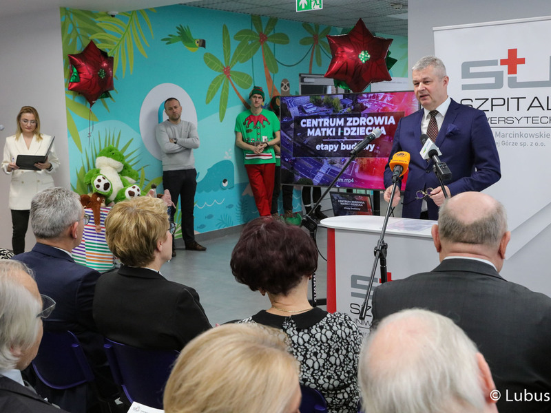 Prezes Szpitala Uniwersyteckiego w Zielonej Górze przemawia podczas uroczystego, oficjalnego otwarcia Centrum Zdrowia Matki i Dziecka