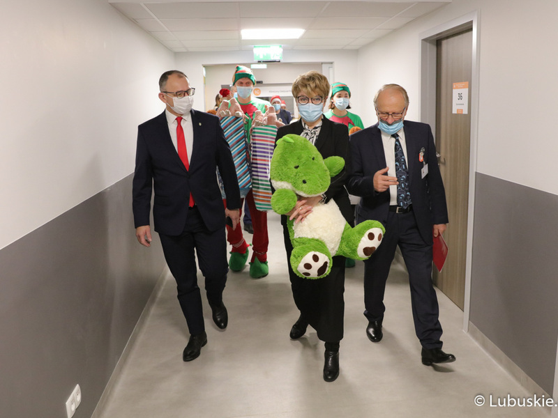 Marszałek Elżbieta Anna Polak idzie z prezentami do najmłodszych pacjentów Centrum Zdrowia Matki i Dziecka w Zielonej Górze
