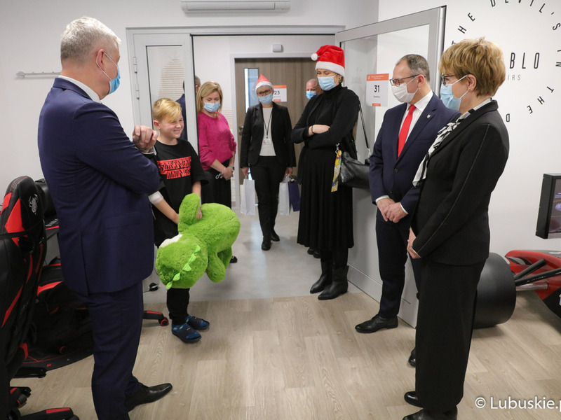 Marszałek Elżbieta Anna Polak przekazuje prezenty dla najmłodszych pacjentów Centrum Zdrowia Matki i Dziecka w Zielonej Górze