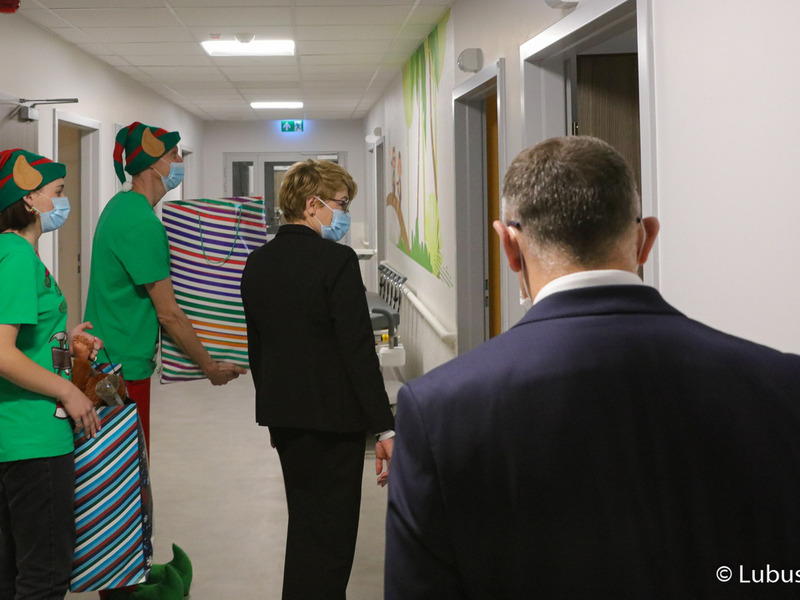Marszałek Elżbieta Anna Polak przekazuje prezenty dla najmłodszych pacjentów Centrum Zdrowia Matki i Dziecka w Zielonej Górze