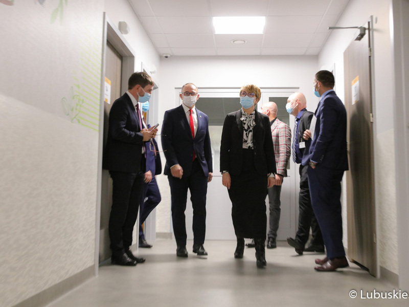 Marszałek Elżbieta Anna Polak zwiedza pomieszczenia Centrum Zdrowia Matki i Dziecka w Zielonej Górze