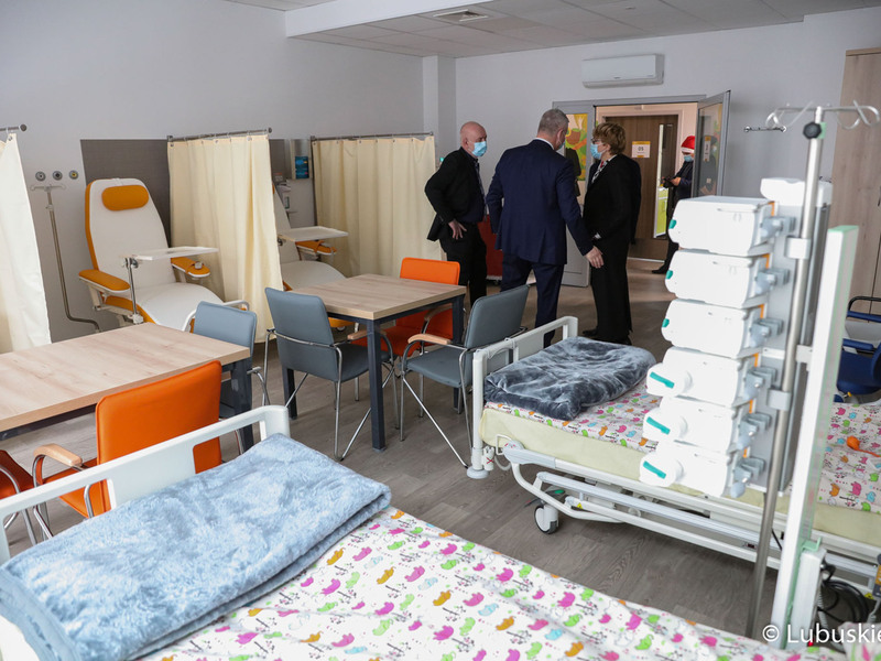 Marszałek Elżbieta Anna Polak zwiedza pomieszczenia Centrum Zdrowia Matki i Dziecka w Zielonej Górze