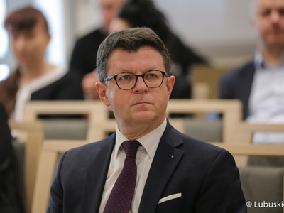 Uczestnik obrad na temat ochrony zdrowia w Sali Kolumnowej Urzędu Marszałkowskiego Województwa Lubuskiego w Zielonej Górze 