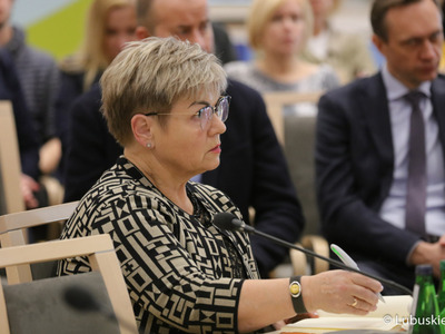 Radna wojewódzka Anna Chinalska podczas obrad na temat ochrony zdrowia w Sali Kolumnowej Urzędu Marszałkowskiego Województwa Lubuskiego w Zielonej Górze 