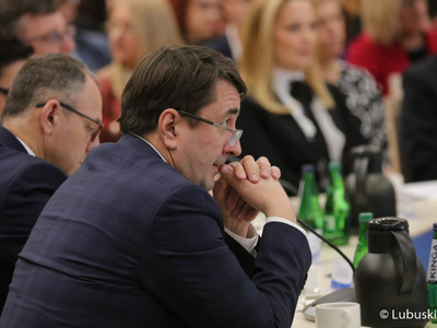Uczestnicy obrad na temat ochrony zdrowia w Sali Kolumnowej Urzędu Marszałkowskiego Województwa Lubuskiego w Zielonej Górze 