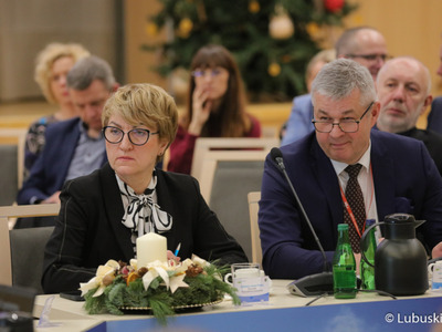 Marszałek Elżbieta Anna Polak oraz prezes Szpitala Uniwersyteckiego w Zielonej Górze Marek Działoszyński podczas obrad na temat ochrony zdrowia w Sali Kolumnowej Urzędu Marszałkowskiego Województwa Lubuskiego w Zielonej Górze 