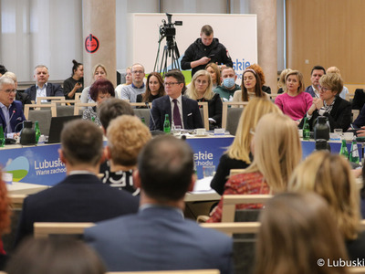 Uczestnicy obrad na temat ochrony zdrowia w Sali Kolumnowej Urzędu Marszałkowskiego Województwa Lubuskiego w Zielonej Górze 