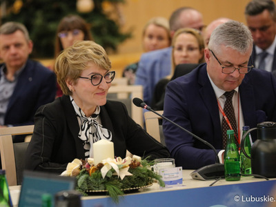 Marszałek Elżbieta Anna Polak oraz prezes Szpitala Uniwersyteckiego w Zielonej Górze Marek Działoszyński podczas obrad na temat ochrony zdrowia w Sali Kolumnowej Urzędu Marszałkowskiego Województwa Lubuskiego w Zielonej Górze 