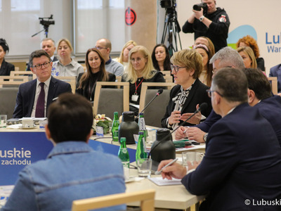 Uczestnicy obrad na temat ochrony zdrowia w Sali Kolumnowej Urzędu Marszałkowskiego Województwa Lubuskiego w Zielonej Górze 