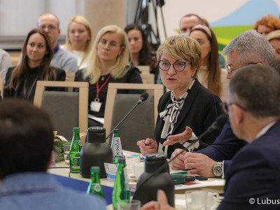 Marszałek Elżbieta Anna Polak podczas obrad na temat ochrony zdrowia w Sali Kolumnowej Urzędu Marszałkowskiego Województwa Lubuskiego w Zielonej Górze 