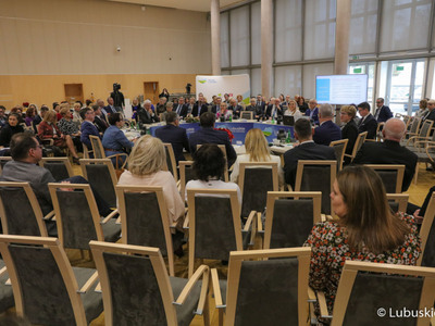 Uczestnicy obrad na temat ochrony zdrowia w Sali Kolumnowej Urzędu Marszałkowskiego Województwa Lubuskiego w Zielonej Górze 