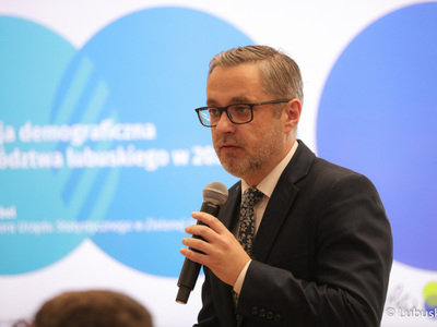 Uczestnik obrad na temat ochrony zdrowia w Sali Kolumnowej Urzędu Marszałkowskiego Województwa Lubuskiego w Zielonej Górze 