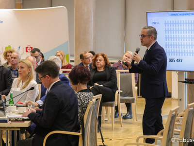 Uczestnicy obrad na temat ochrony zdrowia w Sali Kolumnowej Urzędu Marszałkowskiego Województwa Lubuskiego w Zielonej Górze 