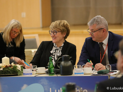 Marszałek Elżbieta Anna Polak oraz prezes Szpitala Uniwersyteckiego w Zielonej Górze Marek Działoszyński podczas obrad na temat ochrony zdrowia w Sali Kolumnowej Urzędu Marszałkowskiego Województwa Lubuskiego w Zielonej Górze 