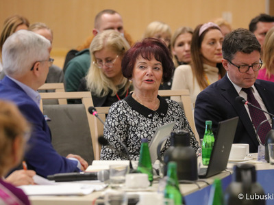 Uczestnicy obrad na temat ochrony zdrowia w Sali Kolumnowej Urzędu Marszałkowskiego Województwa Lubuskiego w Zielonej Górze 