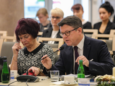 Uczestnicy obrad na temat ochrony zdrowia w Sali Kolumnowej Urzędu Marszałkowskiego Województwa Lubuskiego w Zielonej Górze 