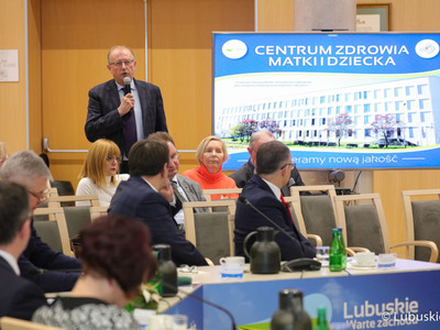 Uczestnicy obrad na temat ochrony zdrowia w Sali Kolumnowej Urzędu Marszałkowskiego Województwa Lubuskiego w Zielonej Górze 