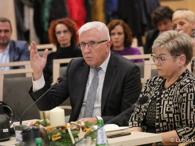 Senator Wadim Tyszkiewicz oraz radna wojewódzka Anna Chinalska podczas obrad na temat ochrony zdrowia w Sali Kolumnowej Urzędu Marszałkowskiego Województwa Lubuskiego w Zielonej Górze 