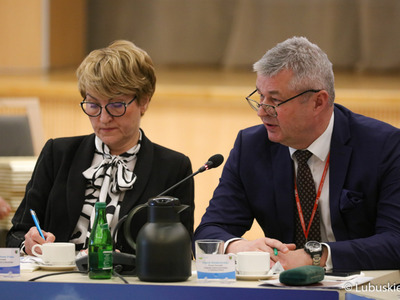 Marszałek Elżbieta Anna Polak oraz prezes Szpitala Uniwersyteckiego w Zielonej Górze Marek Działoszyński podczas obrad na temat ochrony zdrowia w Sali Kolumnowej Urzędu Marszałkowskiego Województwa Lubuskiego w Zielonej Górze 