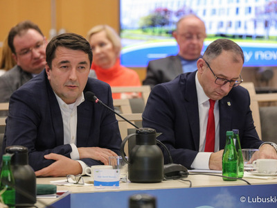 Uczestnicy obrad na temat ochrony zdrowia w Sali Kolumnowej Urzędu Marszałkowskiego Województwa Lubuskiego w Zielonej Górze 