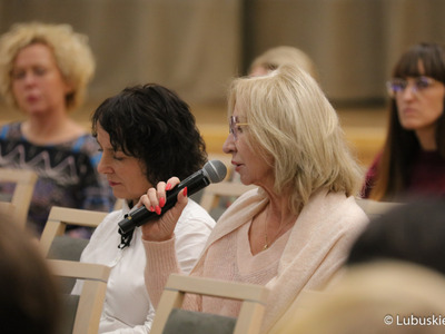 Radne wojewódzkie Aleksandra Mrozek (przy mikrofonie) oraz Beata Kulczycka podczas obrad na temat ochrony zdrowia w Sali Kolumnowej Urzędu Marszałkowskiego Województwa Lubuskiego w Zielonej Górze  