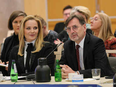 Uczestnicy obrad na temat ochrony zdrowia w Sali Kolumnowej Urzędu Marszałkowskiego Województwa Lubuskiego w Zielonej Górze 