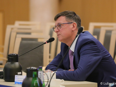 Uczestnik obrad na temat ochrony zdrowia w Sali Kolumnowej Urzędu Marszałkowskiego Województwa Lubuskiego w Zielonej Górze 